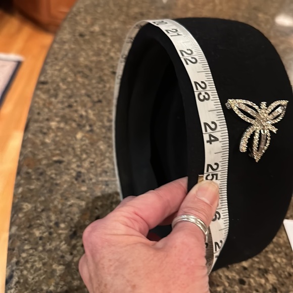 Vintage hat with pin embellishment - Picture 8 of 8